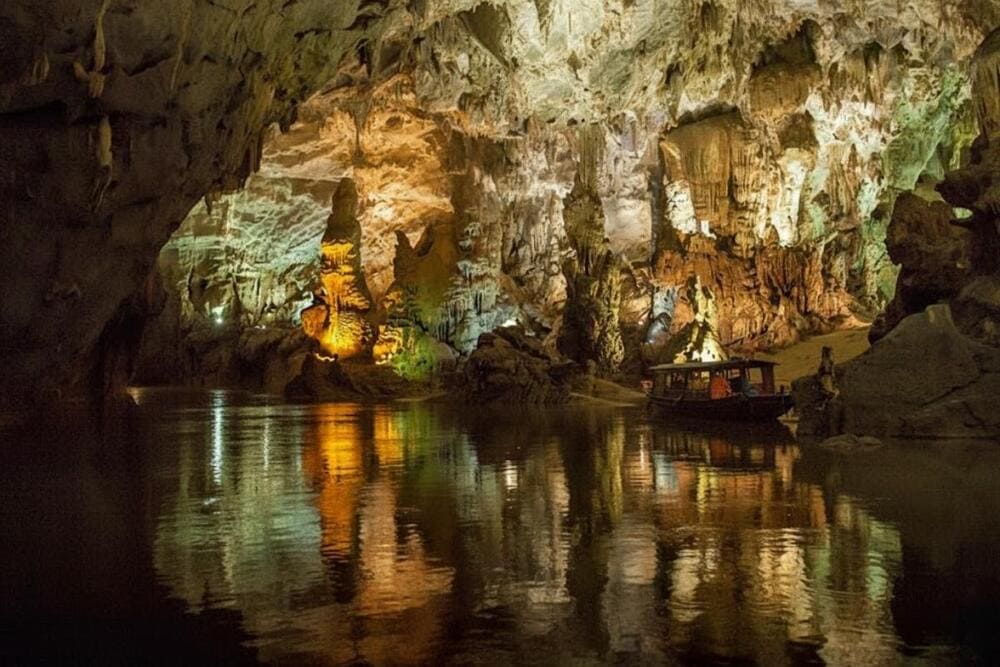 Thạch nhũ ấn tượng tại hang động .